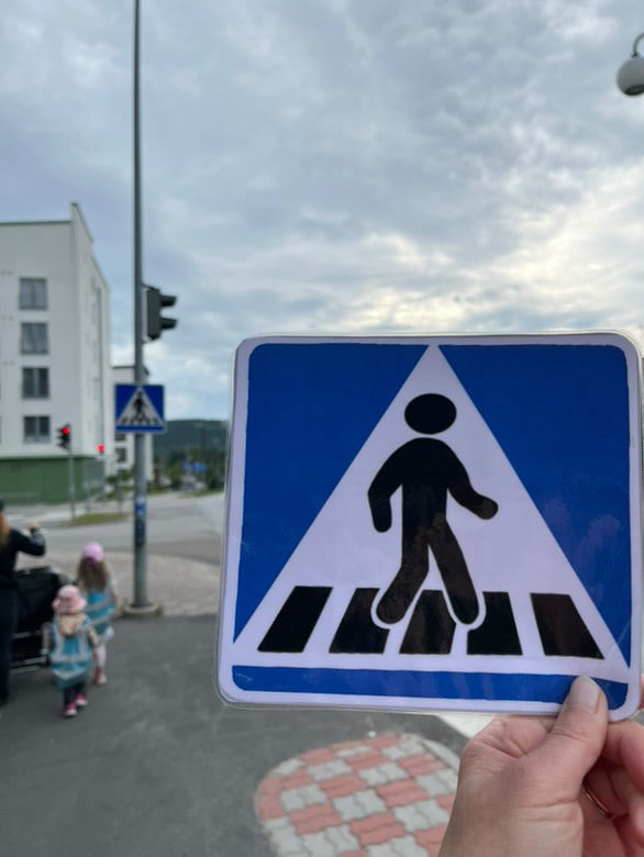LIIKENTEESSÄ - TOIMINTAIDEAT, LORUT JA REKVISIITTAA LIIKENNELEIKKEIHIN