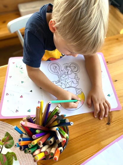 LIIKENTEESSÄ VÄRITYSKUVAT